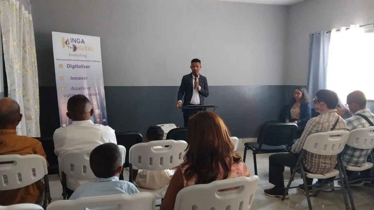 Présentation de Kinga Digital Consulting devant un public